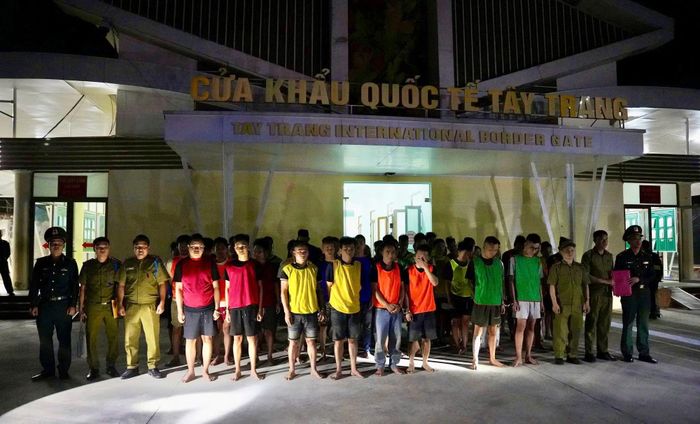 55 đối tượng người Việt Nam được dẫn giải qua Cửa khẩu quốc tế Tây Trang.