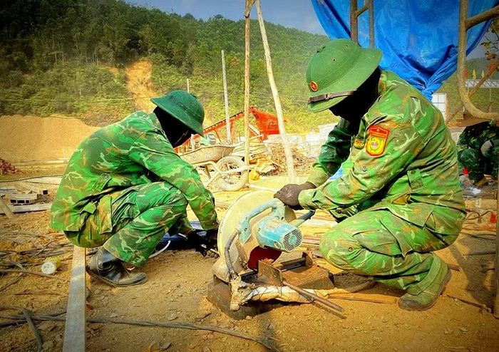 Cán bộ, chiến sĩ đồn biên phòng Tr’hy góp sức xây dựng Trường Nội trú liên cấp Tiểu học - THCS Tây Giang