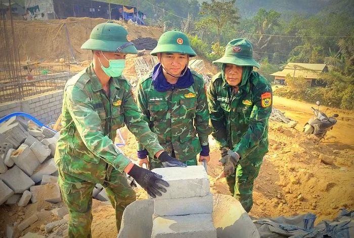 Biên cương ngày nắng lửa, mồ hôi ướt đầm vai áo nhưng những cán bộ chiến sĩ biên phòng cũng không ngại gian khó