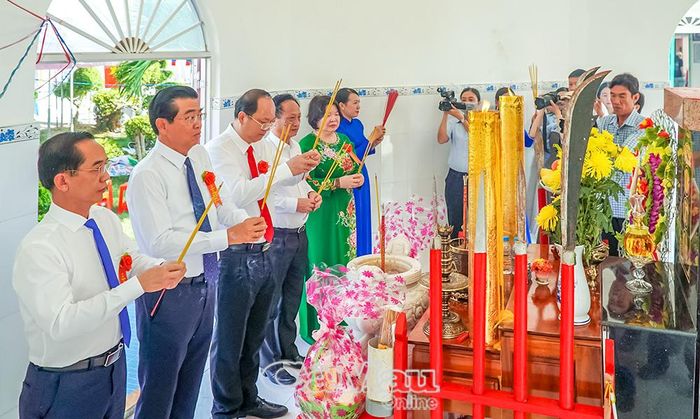  Các đồng chí lãnh đạo và đại biểu dâng hoa, dâng hương tri ân các chức sắc, tín đồ Cao Đài và Nhân dân hy sinh trong Trận Giồng Bốm năm 1946. 