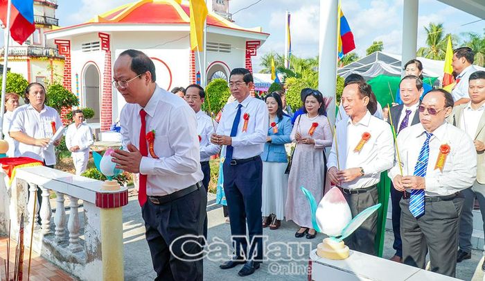 Trước lễ kỷ niệm, Bí thư Tỉnh ủy Nguyễn Hồ Hải cùng các đồng chí lãnh đạo và đại biểu dâng hoa, dâng hương tưởng niệm các anh hùng liệt sĩ.