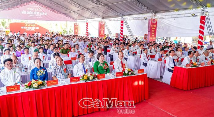  Các vị lãnh đạo, nguyên lãnh đạo Trung ương, tỉnh và Nhân dân dự lễ kỷ niệm.
