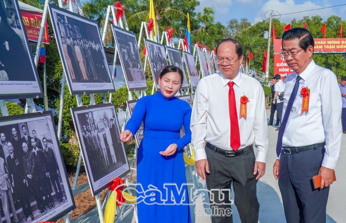 Bí thư Tỉnh ủy Nguyễn Hồ Hải và nguyên Phó Trưởng ban Thường trực Ban Nội chính Trung ương Võ Văn Dũng tham quan không gian trưng bày hiện vật tại Di tích Lịch sử quốc gia Địa điểm trận Giồng Bốm.