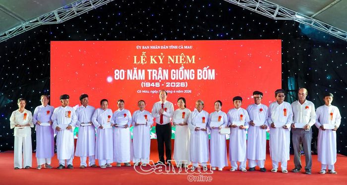 Bí thư Tỉnh ủy Nguyễn Hồ Hải trao quà tri ân thân nhân gia đình liệt sĩ, người có công ở xã Phong Thạnh.