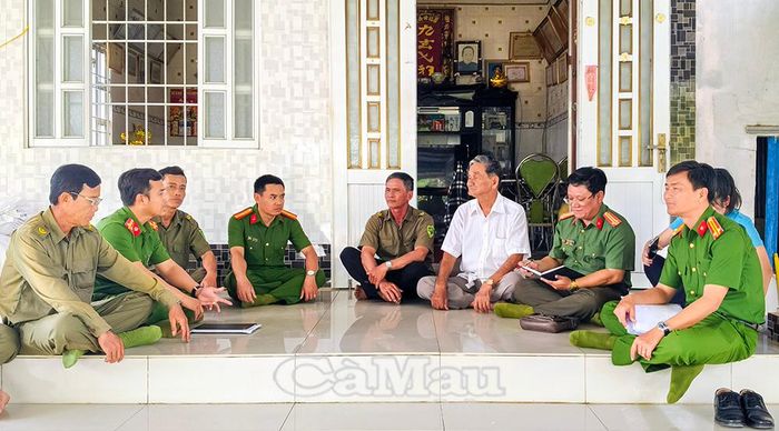 Lực lượng công an, dân phòng xã Châu Thới phối hợp xuống địa bàn tuyên truyền pháp luật đến hộ dân.