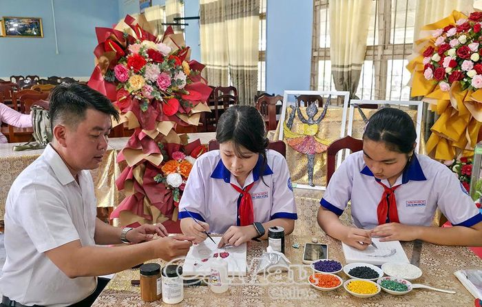 Với sự sáng tạo và đam mê, thầy và trò Trường THCS Hưng Phú đã biến những “hạt ngọc của biển” thành chất liệu nghệ thuật độc đáo.