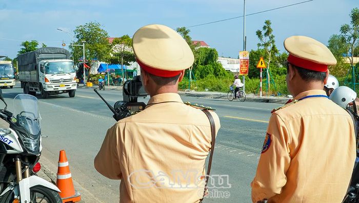 Lực lượng Cảnh sát giao thông, Công an tỉnh Cà Mau tăng cường kiểm tra, xử lý nghiêm các trường hợp vi phạm tốc độ trên những tuyến đường có lưu lượng phương tiện cao.
