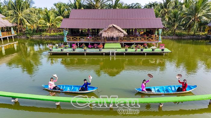 Du khách bơi xuồng ba lá giữa miệt rừng tràm, trong trang phục áo bà ba, tạo nên khung cảnh nên thơ, đậm chất miền quê sông nước. (ảnh chụp tại Khu du lịch sinh thái Hương Tràm, xã Khánh An).