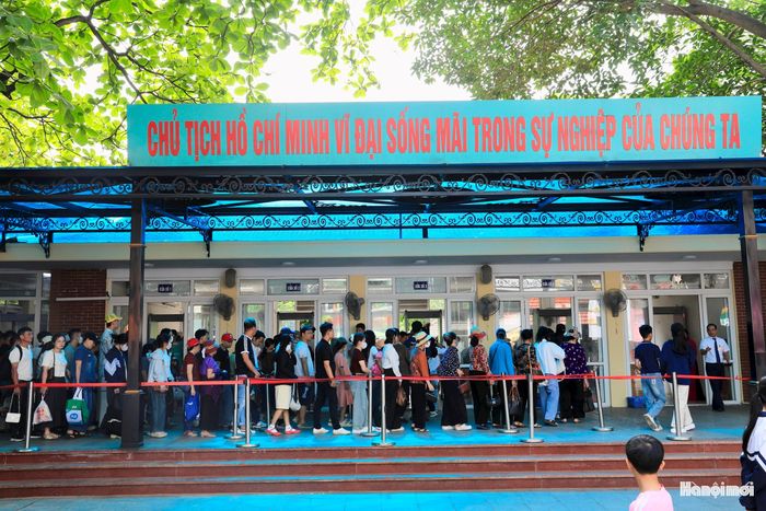 Do lượng người vào viếng đông, nên người dân vào viếng được chia thành nhiều tốp để đảm bảo an ninh, trật tự.