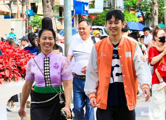 Nét mặt rạng rỡ của người dân tộc khi có dịp vào Lăng viếng Bác.