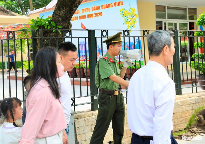 Lực lượng chức năng hướng dẫn người dân di chuyển vào Lăng viếng Bác.