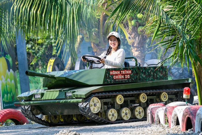  Nổi bật giữa các hoạt động là khu trải nghiệm “Hành trình chiến xa”. Tại đây, du khách có thể trực tiếp điều khiển xe tăng mini di chuyển qua các đoạn địa hình mô phỏng. 