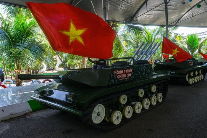  Những chiếc xe tăng mini được thiết kế mô phỏng phương tiện quân sự, sơn màu xanh rêu, vỏ kim loại, phần đầu tạo hình nòng pháo, không chỉ phục vụ di chuyển qua địa hình mà còn được phát triển theo hướng nhập vai lịch sử, giúp du khách không chỉ quan sát mà còn trực tiếp tham gia, từ đó phần nào cảm nhận không khí của những hành trình chiến đấu trong quá khứ. 
