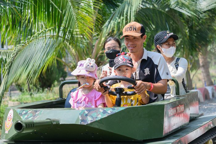  “Mới đầu tôi nhìn tưởng khó, ai ngờ lên lái cũng không quá phức tạp. Xe chạy mấy đoạn cua tôi bắt đầu thấy đã, vừa hơi run, vừa thấy vui. Khu này lại có nhiều cây nên đứng chờ cũng không bị nắng gắt", anh Hữu Sang (phường Đông Hòa) chia sẻ. 
