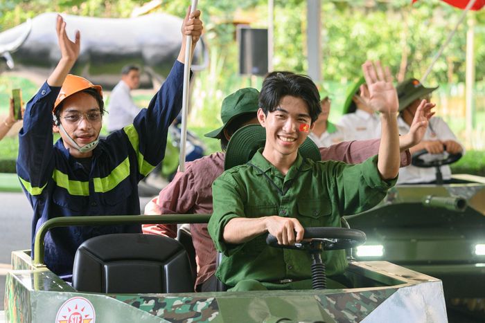  "Hôm nay tôi may mắn được tham gia trong vai người lái xe tăng. Khi ngồi cầm lái, chạy quanh khu vực đông du khách, tôi có cảm giác phần nào không khí hào hùng. Trải nghiệm vừa vui, vừa đặc biệt, mình sẽ nhớ khoảnh khắc này”, Phạm Tuyên, sinh viên Trường Sân khấu - Điện ảnh TP.HCM, chia sẻ. 