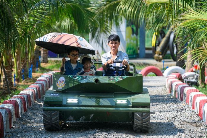  Mỗi xe chở từ một đến bốn người. Giá vé dao động từ 70.000 đến 200.000 đồng mỗi lượt xe, phù hợp với nhiều nhóm khách. 