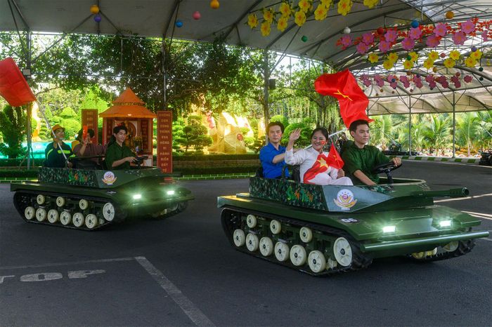  Bên cạnh trải nghiệm lái xe, khu du lịch còn tổ chức hoạt động diễu hành xe tăng với quy mô 10 xe cùng 30 nhân sự. Đoàn di chuyển qua các tuyến đường chính, kết hợp âm thanh và cờ hoa, thu hút đông đảo du khách dừng lại theo dõi. 