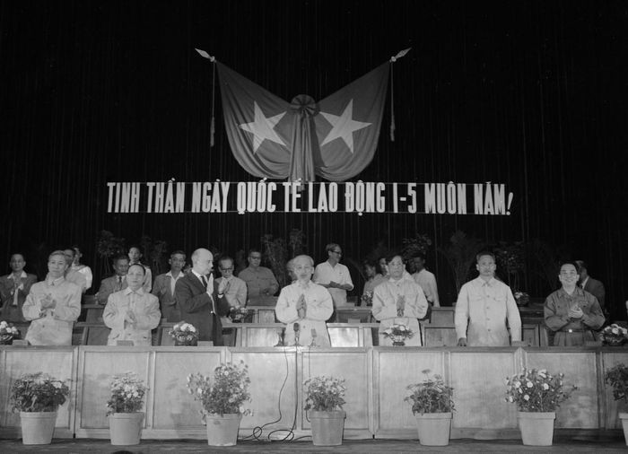 Chủ tịch Hồ Chí Minh dự Kỷ niệm Ngày Quốc tế Lao động 1/5/1955. Ảnh: TTXVN