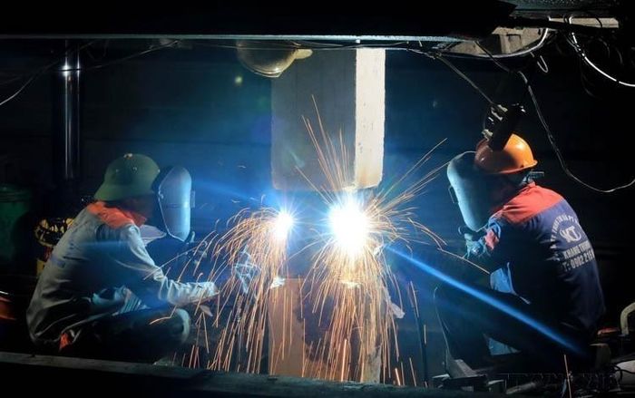 Công nhân thi công tăng ca vị trí cột số 82 gói thầu số 39 đường dây 500kV NMNĐ Nam Định I-Thanh Hóa. Ảnh: Huy Hùng - TTXVN