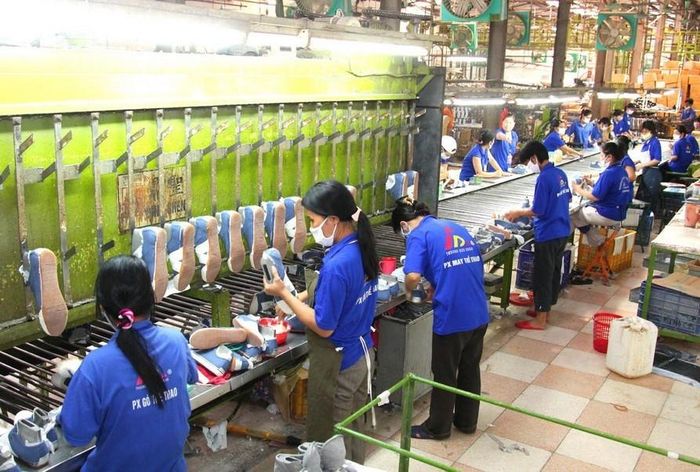 Công nhân sản xuất giày xuất khẩu tại Công ty Giày Thượng Đình, Hà Nội. Ảnh: Ngọc Hà - TTXVN