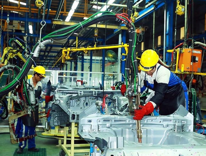 Công nhân lắp ráp ô tô tại Nhà máy ô tô Hyundai Thành Công Việt Nam. Ảnh: Thống Nhất – TTXVN