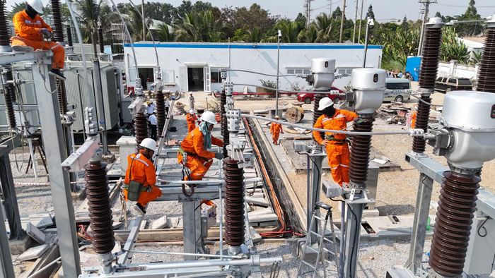 Cán bộ, công nhân EVNSPC làm xuyên lễ 30/4 và 1/5 để đẩy nhanh tiến độ, đưa các công trình 110kV vào vận hành.
