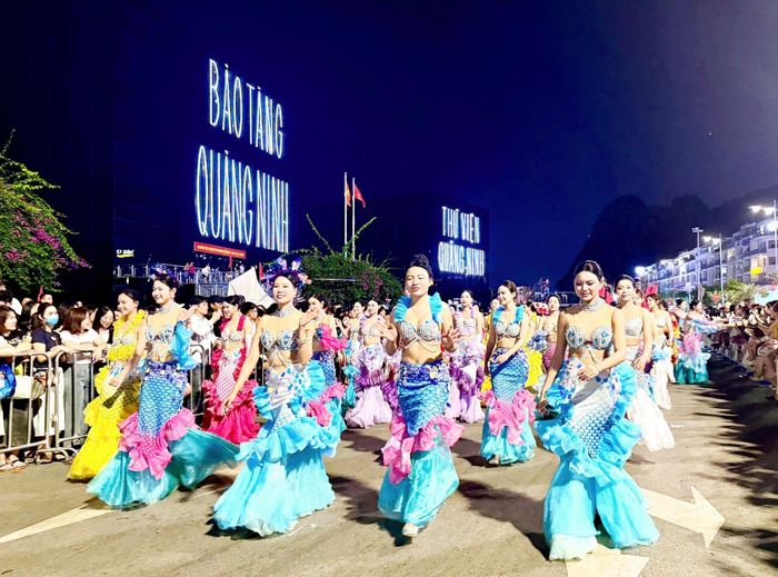 Khu vực trước cửa Bảo tàng - Thư viện Quảng Ninh, điểm nhấn rực rỡ trên cung đường Trần Quốc Nghiễn bởi các đoàn diễu diễn khoe sắc trong trang phục lộng lẫy. Ảnh: Sở VHTT&amp;DL.