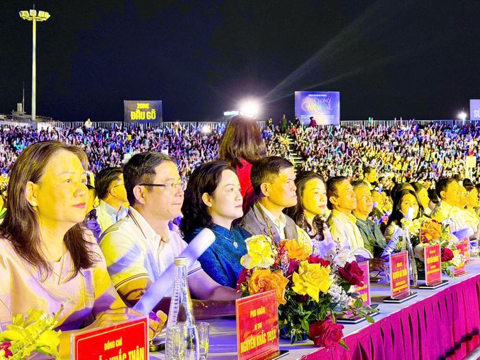 Đại diện các cấp lãnh đạo và đông đảo người dân, du khách chăm chú theo dõi lễ khai mạc Carnaval Hạ Long 2026. Ảnh: Sở VHTT&amp;DL.