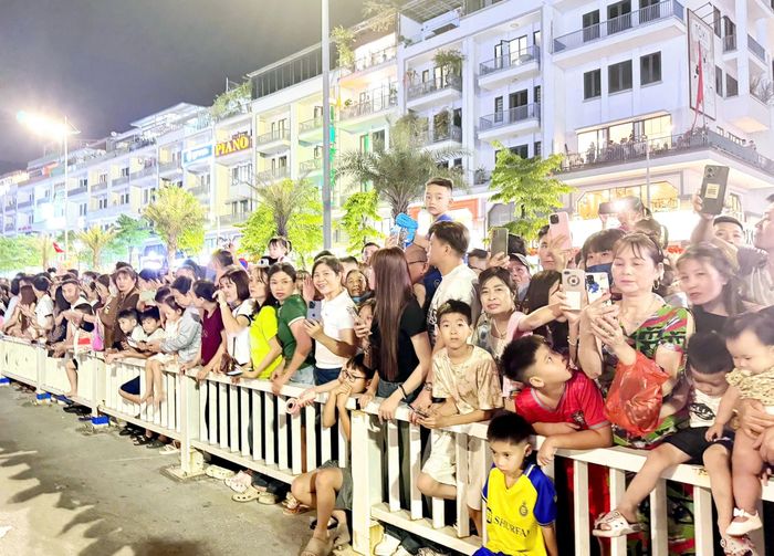 Đông đảo nhân dân và du khách đủ mọi lứa tuổi vây kín các khu vực rào chắn để tận hưởng không gian lễ hội đường phố bùng nổ. Ảnh: Sở VHTT&amp;DL.