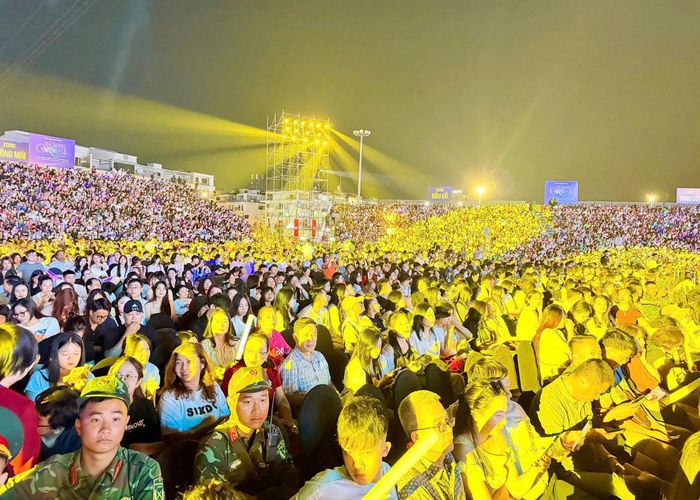 Khoảng 80 nghìn người dân, du khách đã đến tham gia chương trình đặc biệt lớn này. Ảnh: Sở VHTT&amp;DL.
