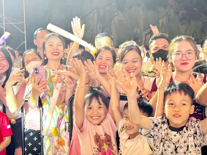 Niềm vui trọn vẹn của người dân và du khách khi đắm mình trong không gian lễ hội Carnaval Hạ Long 2026. Ảnh: Sở VHTT&amp;DL.