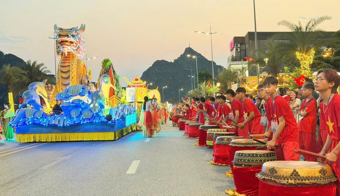 Đúng 18h30 ngày 30/4, không gian bên bờ vịnh di sản rực cháy trong tiếng trống hội rộn rã và đoàn xe mô hình diễu diễn với muôn sắc thái. Ảnh: Sở VHTT&amp;DL. Ảnh: Sở VHTT&amp;DL.