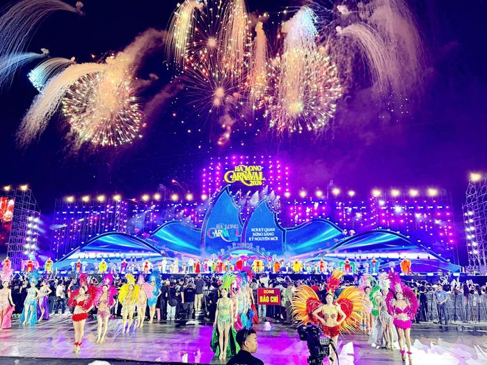Màn trình diễn pháo hoa rực rỡ trên bầu trời vịnh di sản, khép lại đêm Carnaval Hạ Long 2026 đầy thăng hoa và ấn tượng. Ảnh: Sở VHTT&amp;DL.