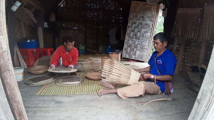 Đồng bào Ba Na ở làng Stơr bảo tồn nghề đan lát (ảnh T.H)