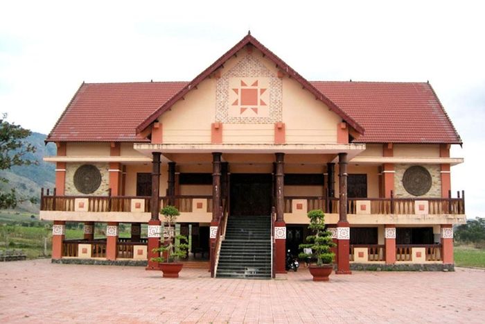 Nhà lưu niệm Anh hùng Núp, nơi lưu giữ hơn 400 hình ảnh, hiện vật và kỷ vật quý giá, gắn liền với cuộc đời hoạt động cách mạng của ông (ảnh T.H)