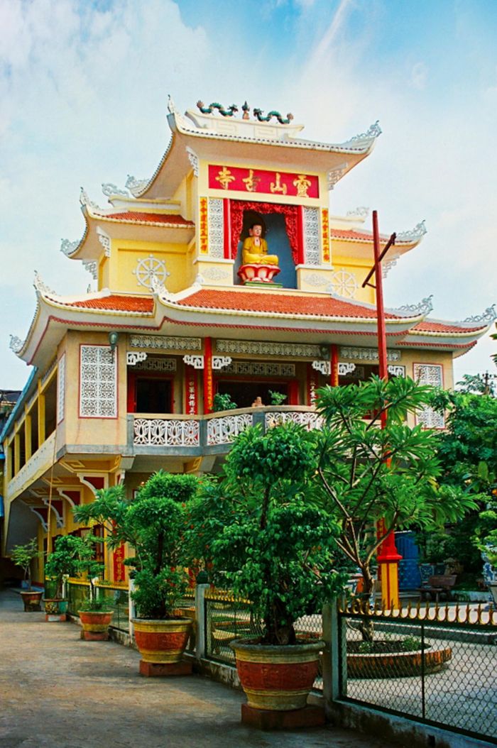 Chùa Linh Sơn tại phường Cầu Ông Lãnh, TPHCM