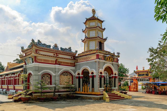Chùa Tam Bảo nằm trên đường Sư Thiện Ân (Kiên Giang cũ). Ngôi cổ tự này mang kiến trúc độc đáo và là một địa điểm du lịch lịch sử của địa phương.
