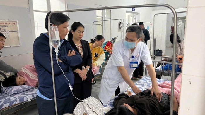 Bác sĩ thăm khám cho các bệnh nhân. Ảnh: CTV