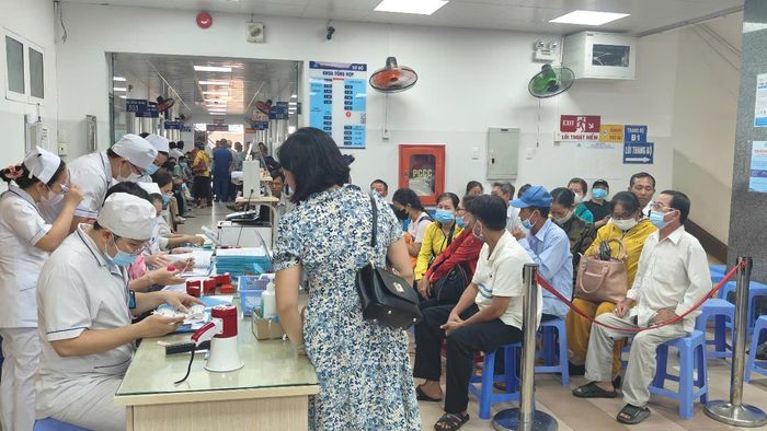 Người bệnh ngồi chờ thực hiện thủ tục phẫu thuật. Ảnh: Sở Y tế