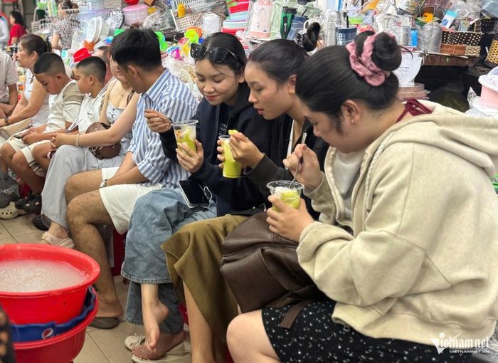 Tại khu ẩm thực, các dãy hàng ăn gần như không còn chỗ trống