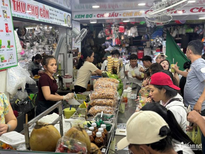Du khách tìm đến chợ Cồn thưởng thức các món ăn đặc sản Đà Nẵng
