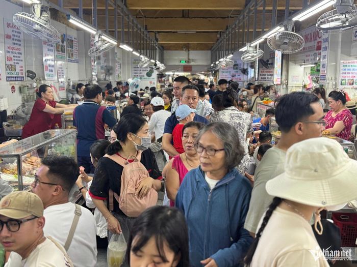 Lối đi khu ẩm thực tại chợ Cồn đông kín khách