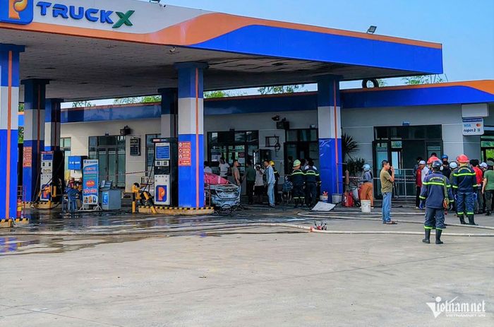Lực lượng chức năng đang khám nghiệm hiện trường. Ảnh: Hà Nam