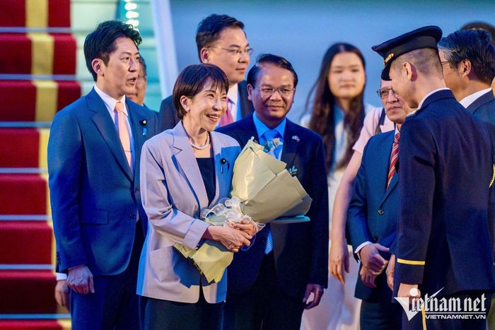 Lễ đón Thủ tướng Nhật Bản Sanae Takaichi và đoàn tại sân bay