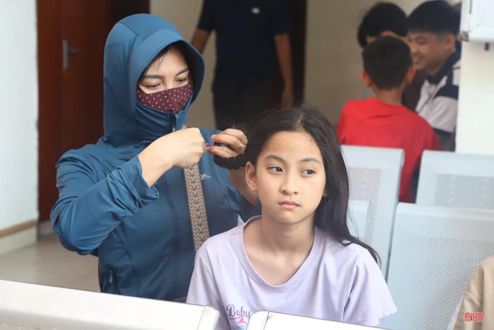 Hồ sơ cần chuẩn bị gồm: thẻ CC/CCCD của cha/mẹ hoặc người đại diện hợp pháp; thẻ căn cước của trẻ em; thẻ bảo hiểm y tế của trẻ em để phục vụ tích hợp thông tin (nếu có); điện thoại của cha/mẹ hoặc người đại diện hợp pháp. (Ảnh: Nhiều người đã chuẩn bị kỹ cho con trước khi vào làm thủ tục).