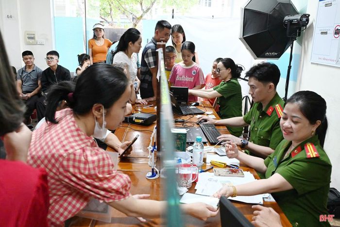 Tại phường Thành Sen, tranh thủ ngày nghỉ lễ, các phụ huynh cũng đã đưa con em tới trụ sở công an phường (địa chỉ đối diện số 106, đường La Sơn Phu Tử) để làm thủ tục.