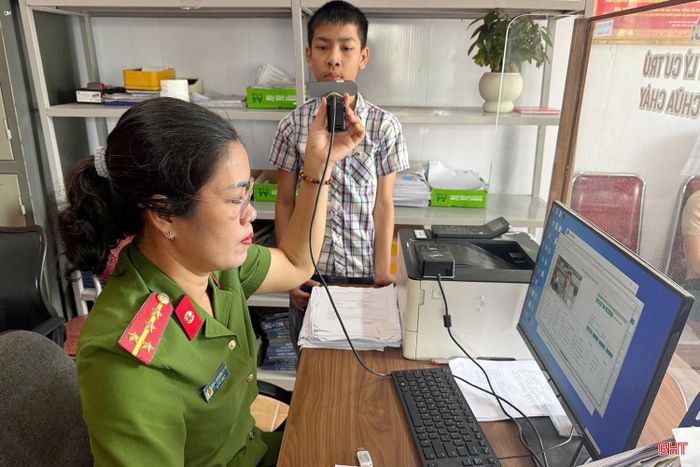 Tranh thủ dịp nghỉ lễ, nhiều gia đình đưa con em tới trụ sở Công an xã Nghi Xuân để làm định danh. Đến nay, Công an xã Nghi Xuân đã thu nhận 3.594 hồ sơ định danh điện tử và đang tập trung cao để hoàn thành tiến độ.