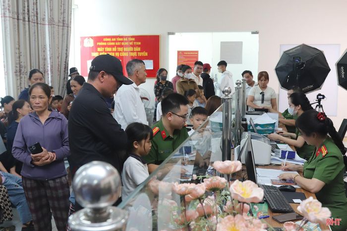 Dịp nghỉ lễ 30/4 và 1/5, Phòng Cảnh sát QLHC về TTXH (Công an tỉnh) đã bố trí thêm cán bộ trực để phục vụ việc thu nhận, cấp tài khoản định danh điện tử cho công dân nhỏ tuổi.