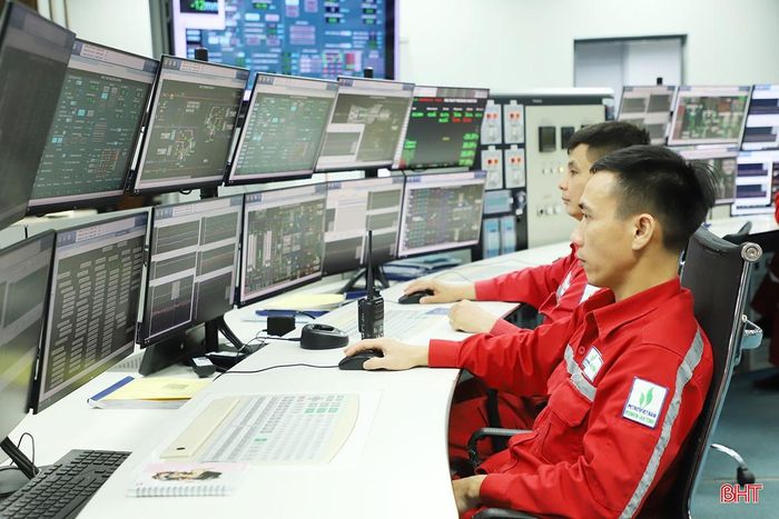 Nhà máy Nhiệt điện Vũng Áng 1 duy trì nhịp sản xuất trong ngày thường, vận hành liên tục các tổ máy.