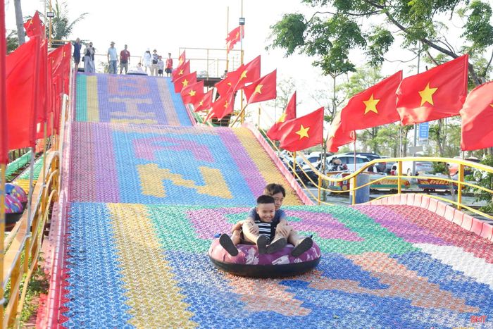 Không chỉ tắm biển, du khách nhí còn được tham gia nhiều trò chơi vận động thú vị.